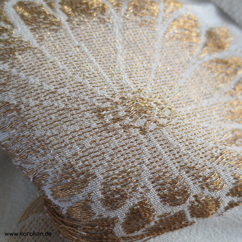 glänzende Chrysanthemen mit Goldfäden Seidenbrokat