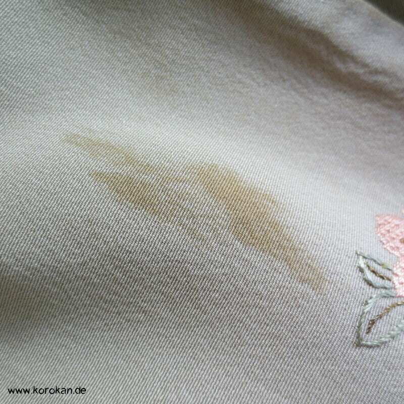 khakigrün Homongi Seidencrepe Kimono, Stickereibild