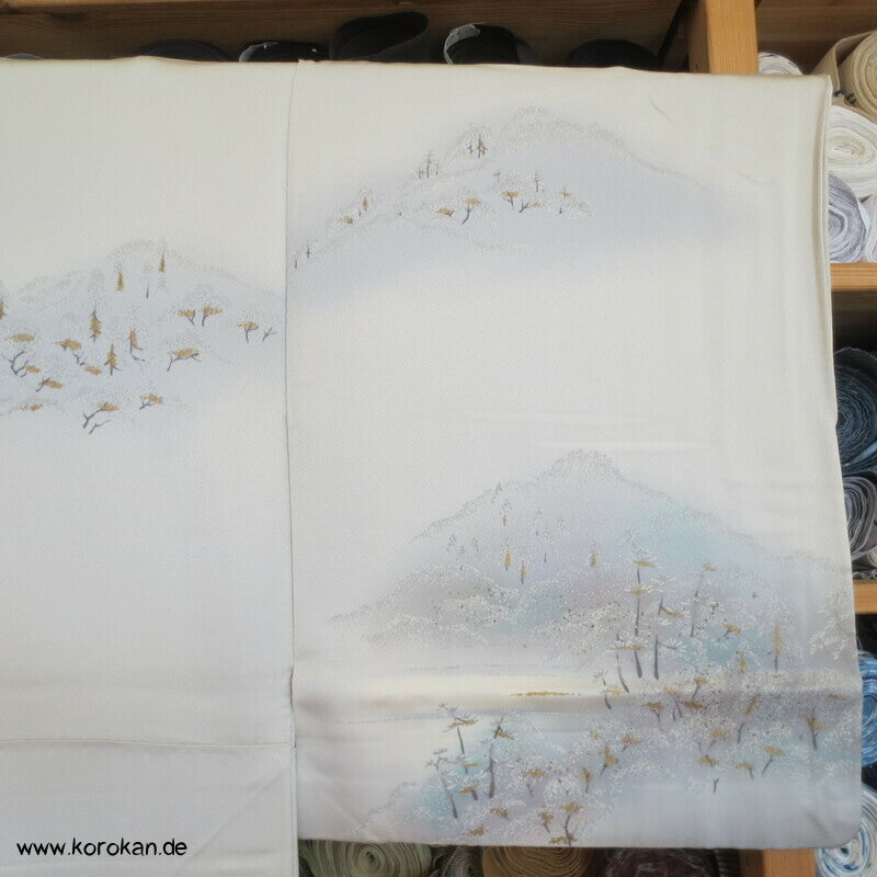 Tsukesage Kimono hellgrau Schneelandschaft mit Tempel