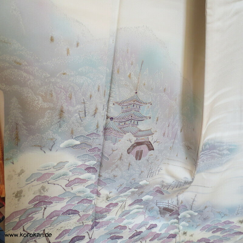 Tsukesage Kimono hellgrau Schneelandschaft mit Tempel