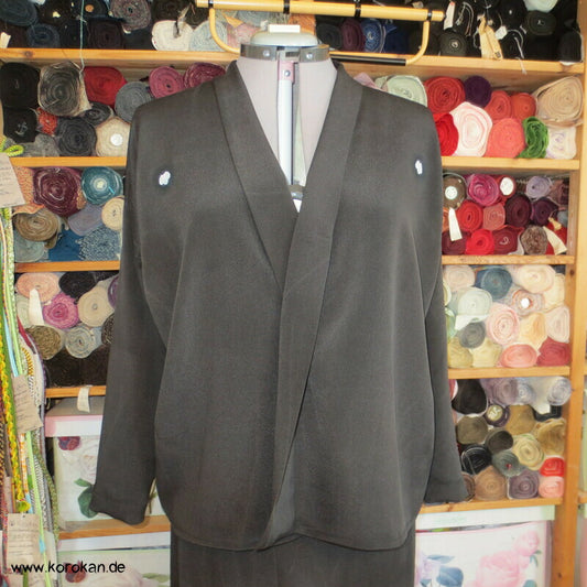 Kimono Seiden Upcycling Hemd / Bluse, schwarzer Crepe mit Mon Wappen Gr. L