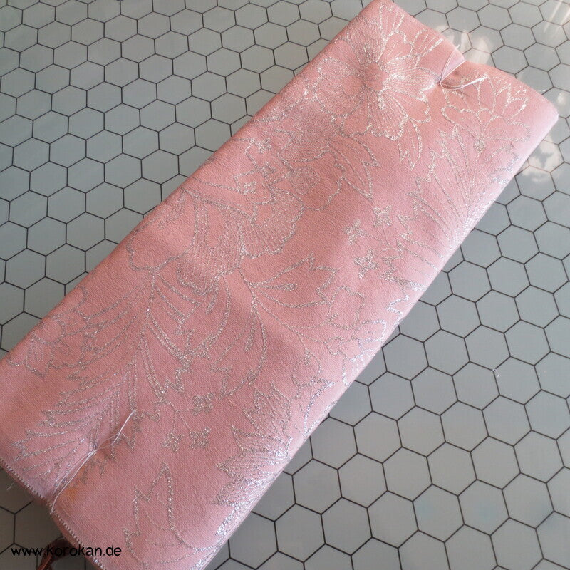 Lurex - Urushi Seidenbrokat Kimono Araihari, Silber Blumen auf rosa