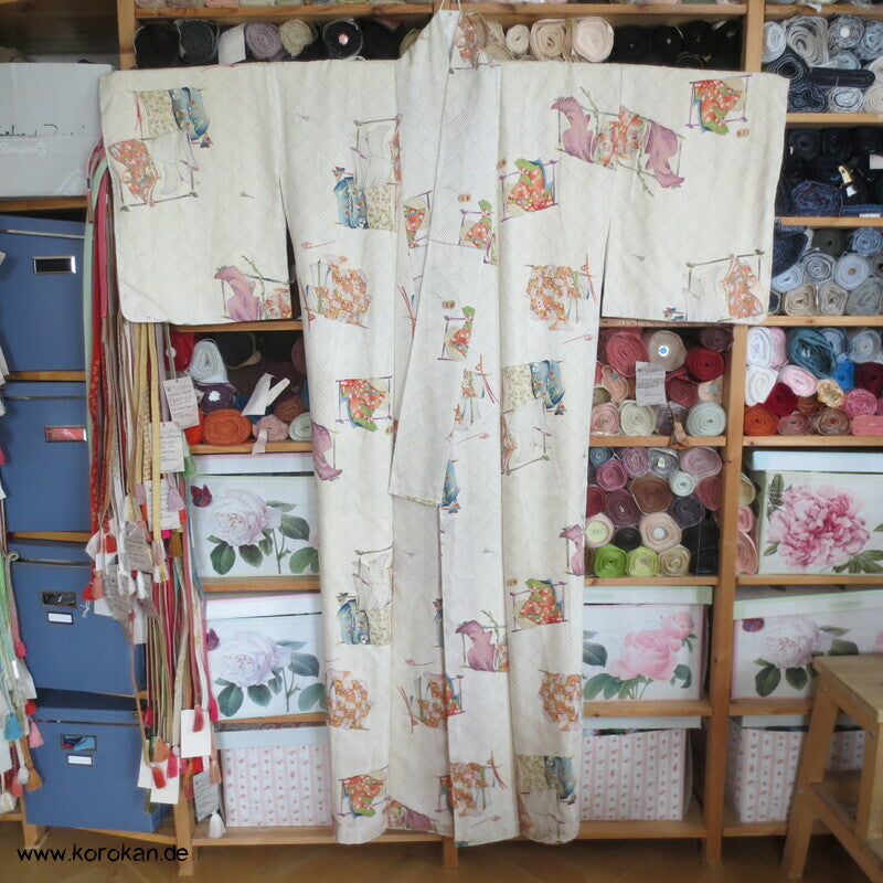 Kimonogestelle mit hängenden Kimonos Seidendamast Komon