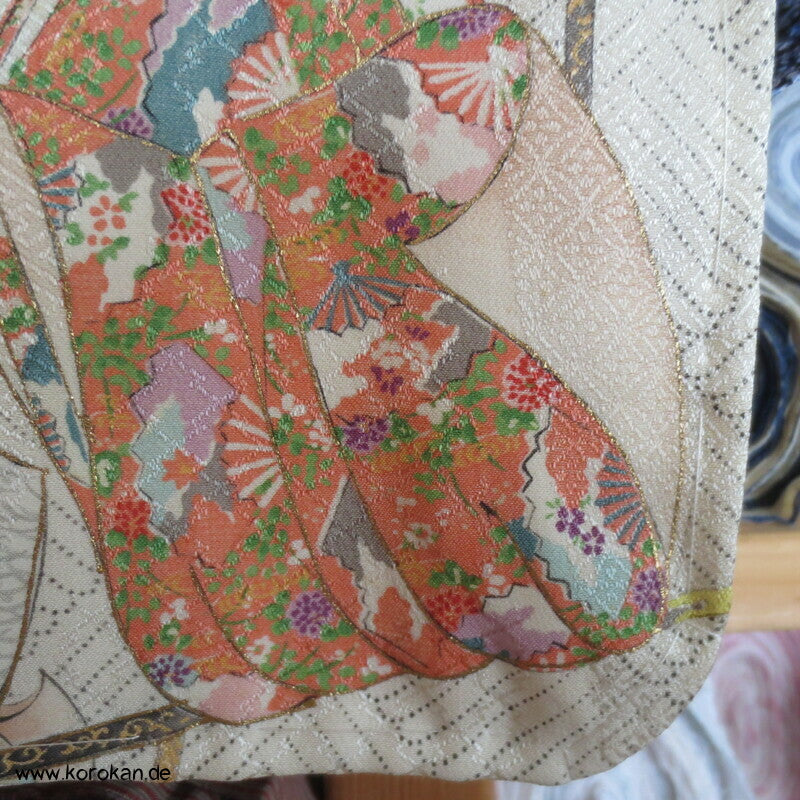 Kimonogestelle mit hängenden Kimonos Seidendamast Komon