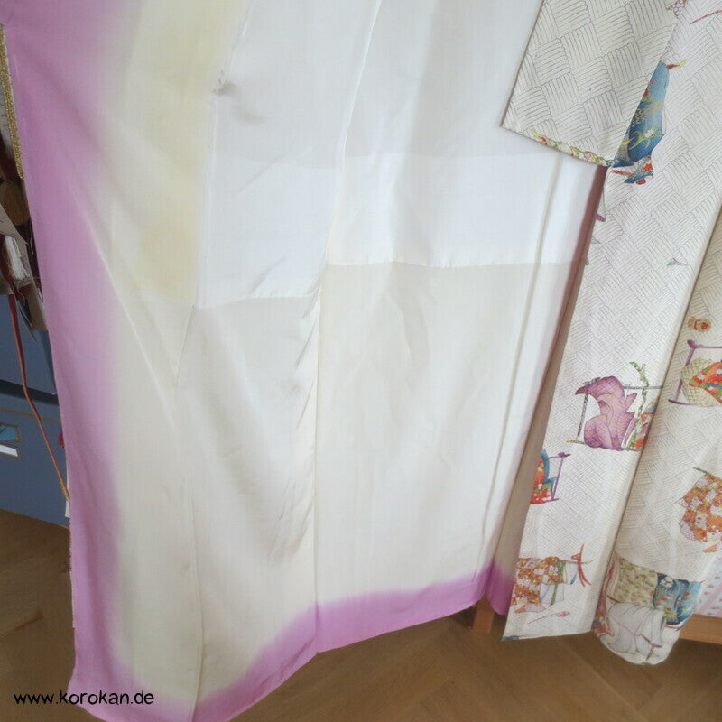 Kimonogestelle mit hängenden Kimonos Seidendamast Komon