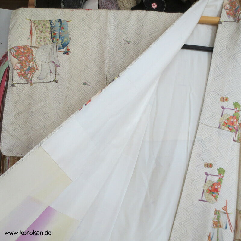 Kimonogestelle mit hängenden Kimonos Seidendamast Komon