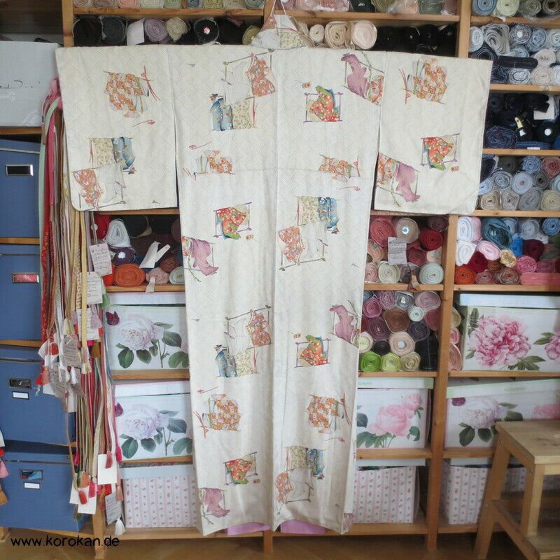 Kimonogestelle mit hängenden Kimonos Seidendamast Komon