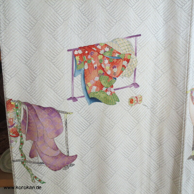 Kimonogestelle mit hängenden Kimonos Seidendamast Komon