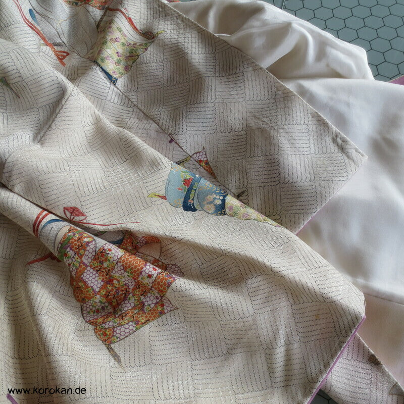 Kimonogestelle mit hängenden Kimonos Seidendamast Komon