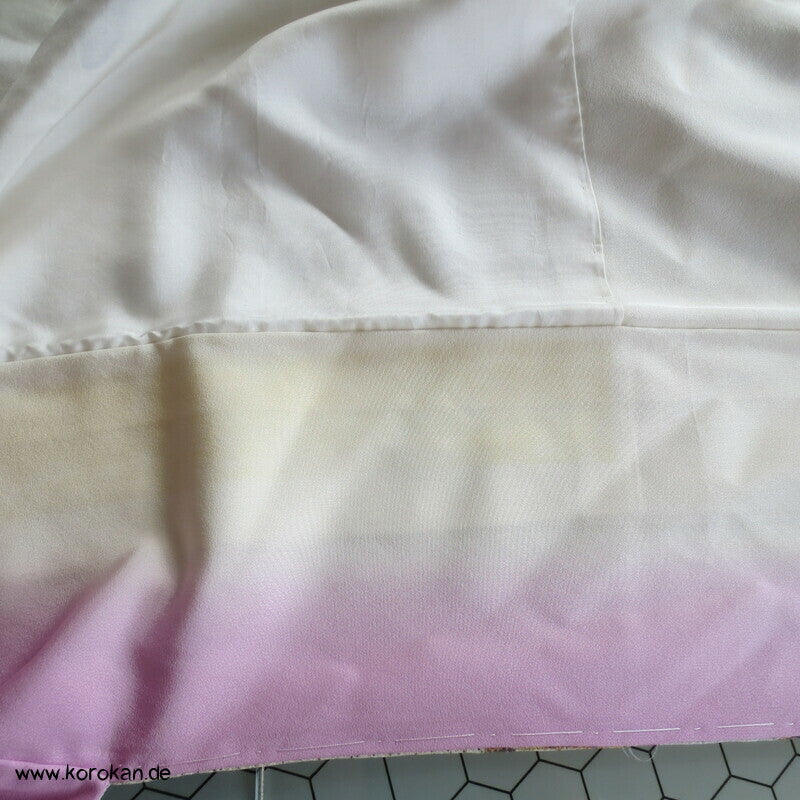 Kimonogestelle mit hängenden Kimonos Seidendamast Komon