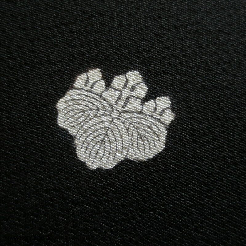 schwarzer Seidencrepe Ensemble Mofuku Tanmono, Paulownia Mon