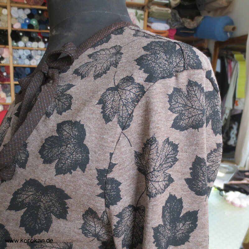 Herbstshirt Ahornblätter auf braun Jersey mit Seidenkanteneinfassung