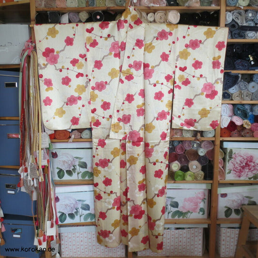 Ume Blüten Chu Furisode Tatewaku Seidendamast