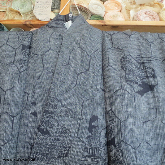Tsumugi Seiden Kasuri Kimono Kikko mit Motiven in jeansblau