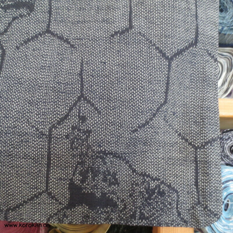 Tsumugi Seiden Kasuri Kimono Kikko mit Motiven in jeansblau