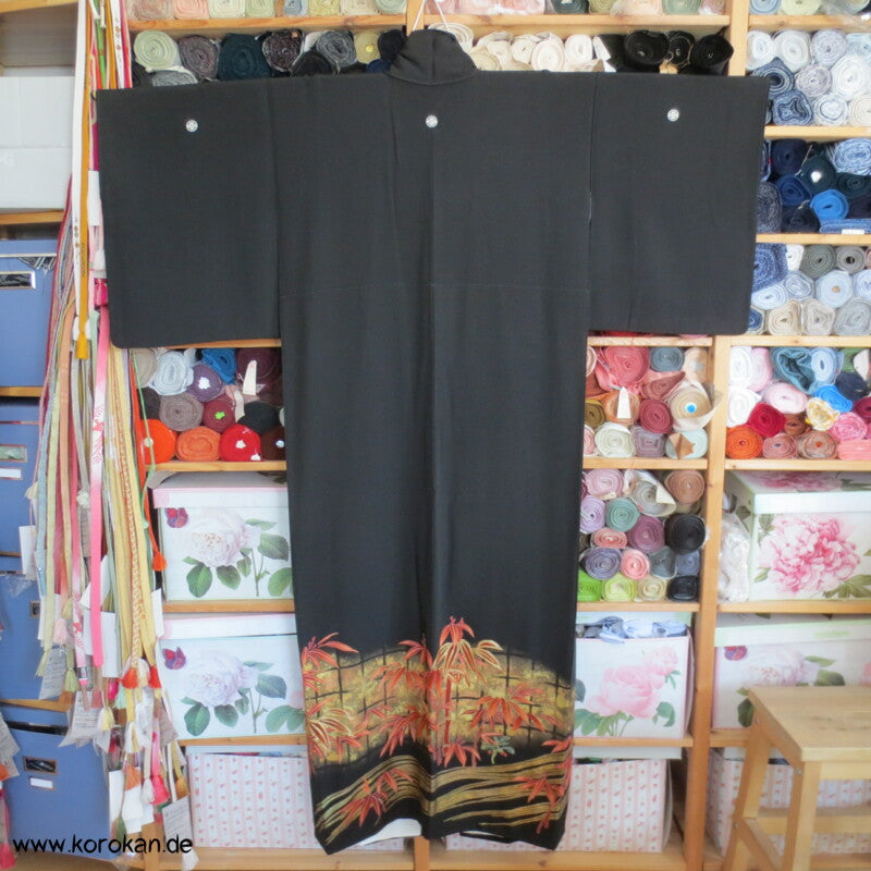 Bambusgebüsch mit gestickten blauen Spatzen Seidencrepe Tomesode Kimono