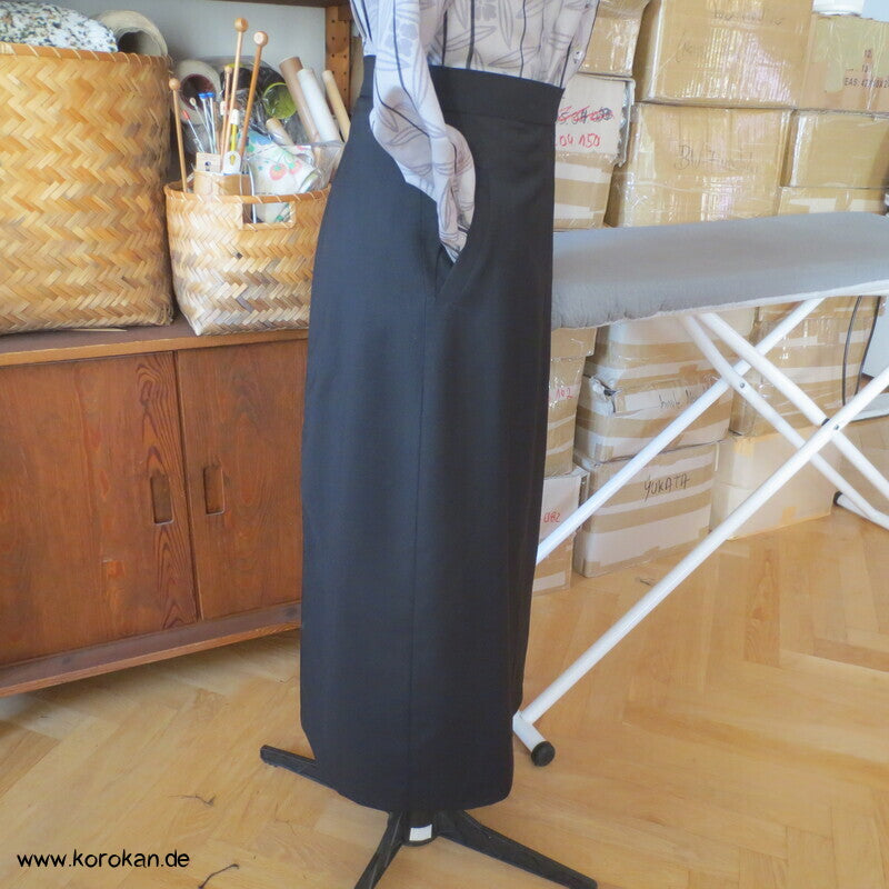 Zuschnittresterock, schwarze Schurwolle, tiefe Kellerfalte hinten. Gr. S