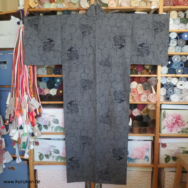 Tsumugi Seiden Kasuri Kimono Kikko mit Motiven in jeansblau