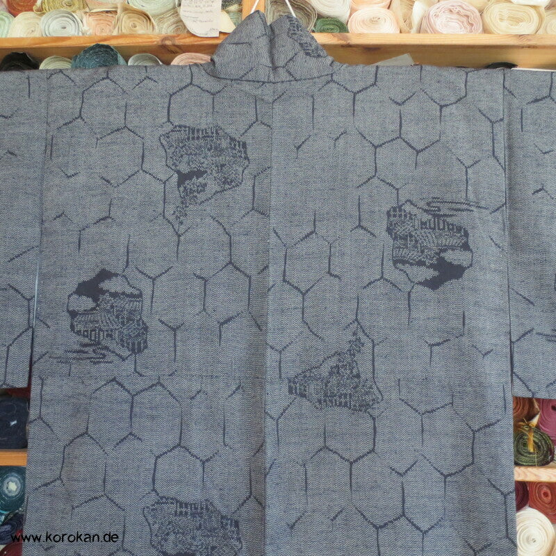 Tsumugi Seiden Kasuri Kimono Kikko mit Motiven in jeansblau