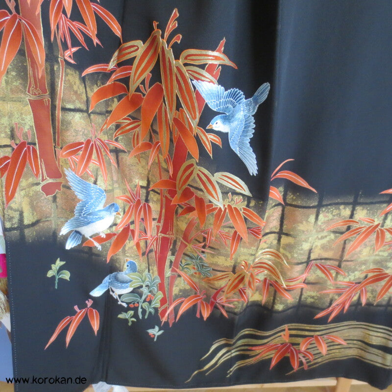 Bambusgebüsch mit gestickten blauen Spatzen Seidencrepe Tomesode Kimono