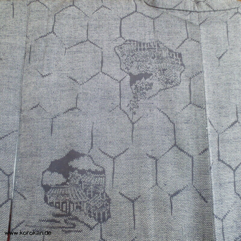 Tsumugi Seiden Kasuri Kimono Kikko mit Motiven in jeansblau