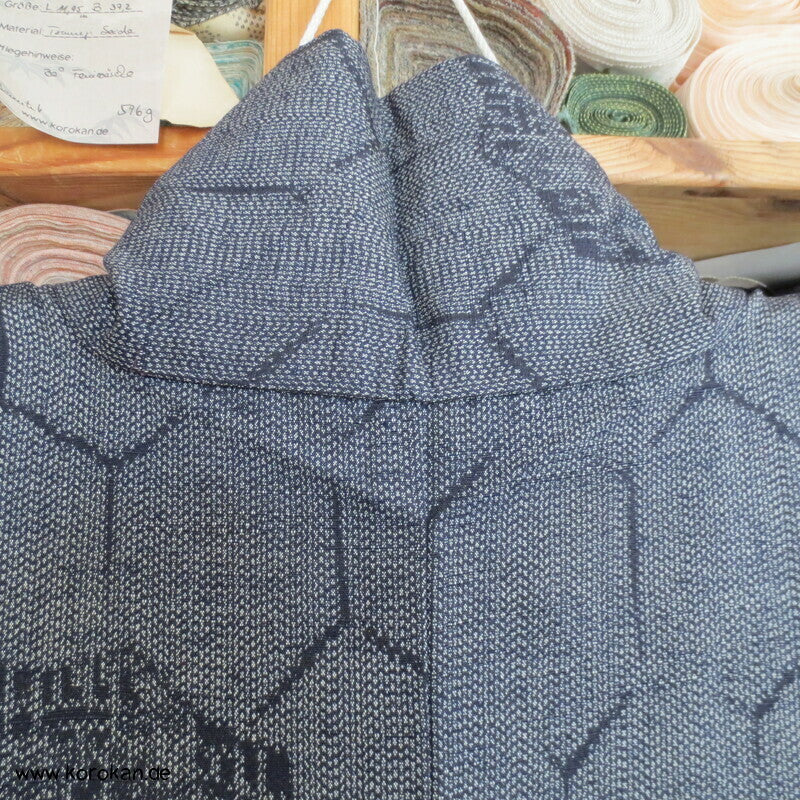 Tsumugi Seiden Kasuri Kimono Kikko mit Motiven in jeansblau