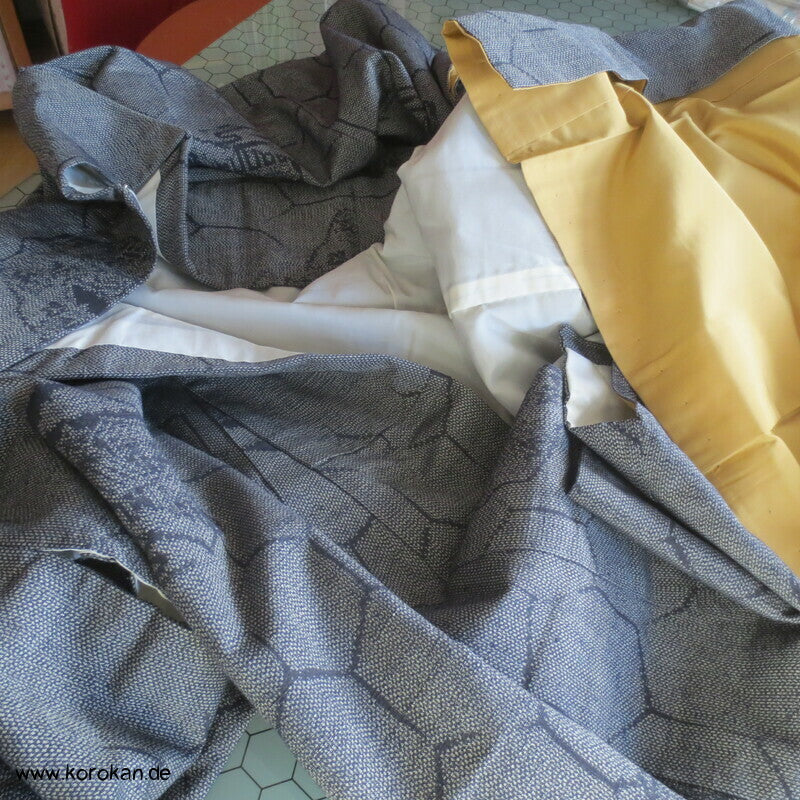 Tsumugi Seiden Kasuri Kimono Kikko mit Motiven in jeansblau