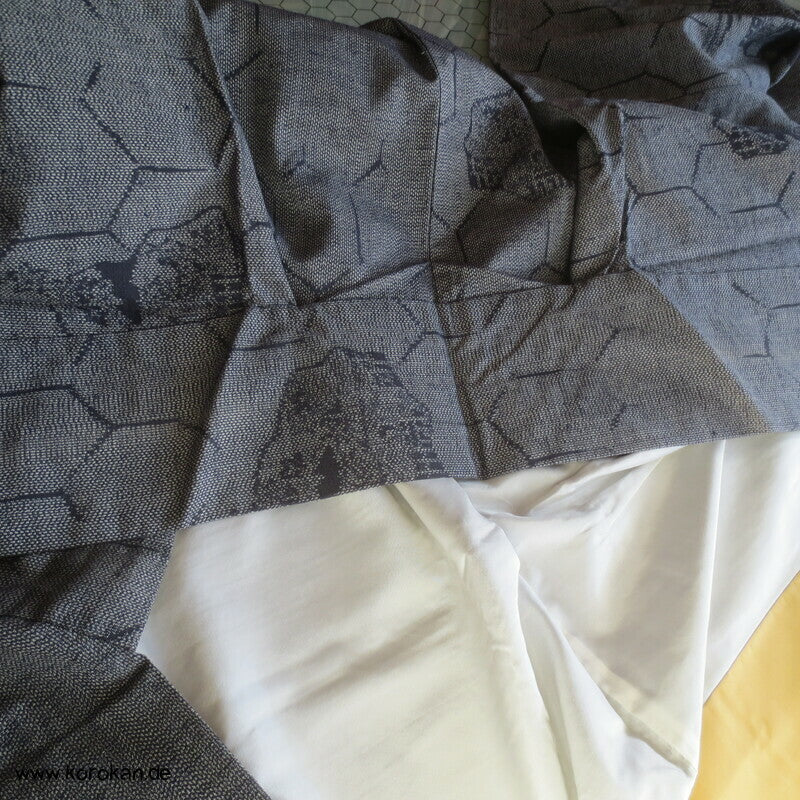Tsumugi Seiden Kasuri Kimono Kikko mit Motiven in jeansblau