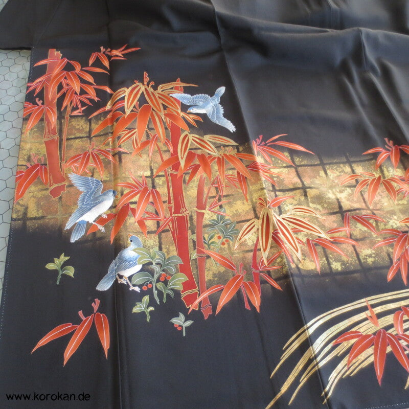 Bambusgebüsch mit gestickten blauen Spatzen Seidencrepe Tomesode Kimono