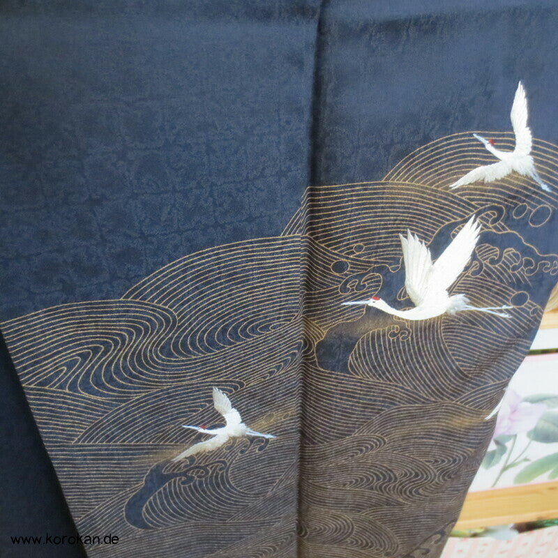 goldene Wellen, gestickte Kraniche Iro Tomesode Kimono, dunkelblauer Seidendamast