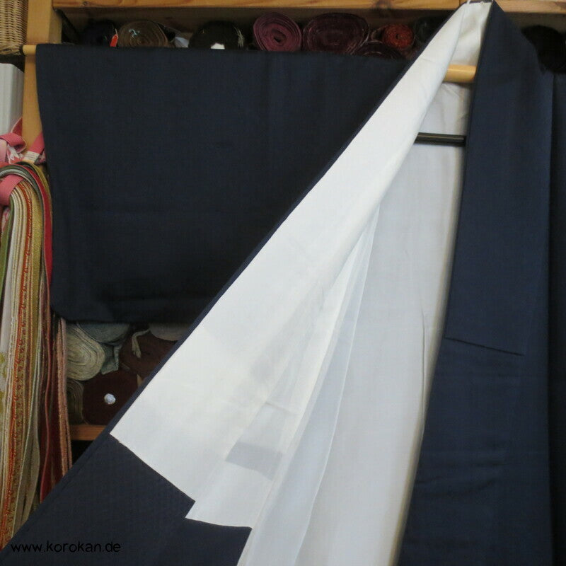 goldene Wellen, gestickte Kraniche Iro Tomesode Kimono, dunkelblauer Seidendamast