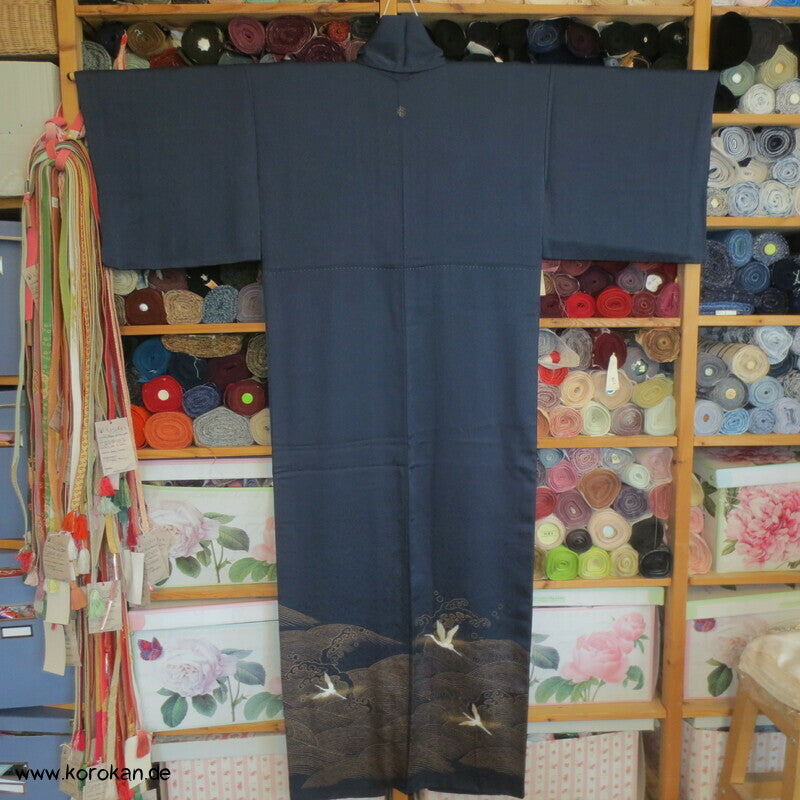 goldene Wellen, gestickte Kraniche Iro Tomesode Kimono, dunkelblauer Seidendamast
