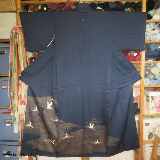 goldene Wellen, gestickte Kraniche Iro Tomesode Kimono, dunkelblauer Seidendamast