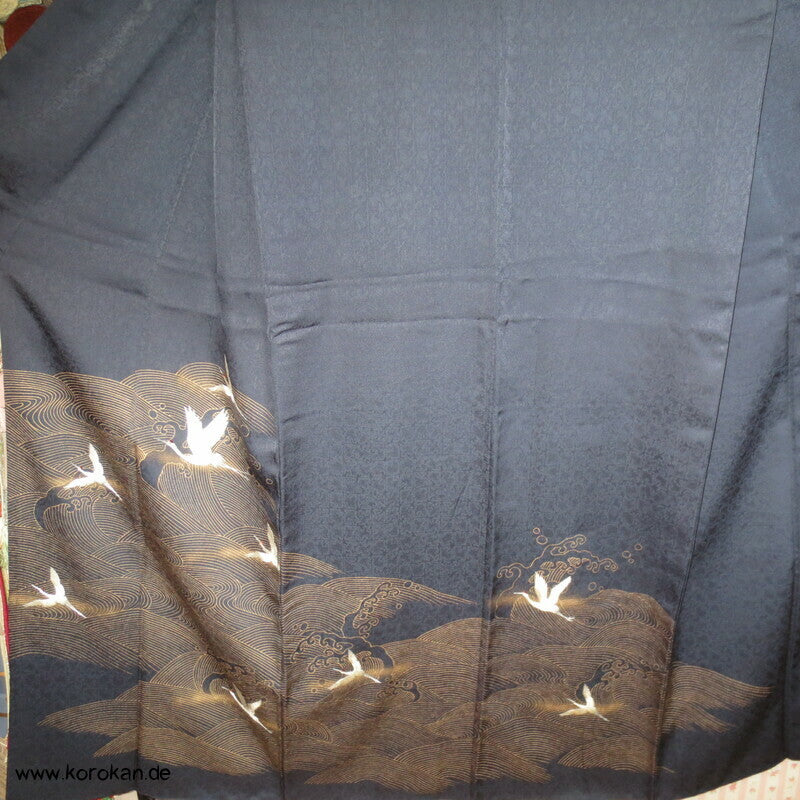 goldene Wellen, gestickte Kraniche Iro Tomesode Kimono, dunkelblauer Seidendamast