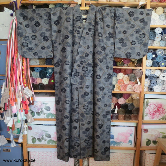Tsumugi Seiden Kasuri Kimono Blumen in Kiribame