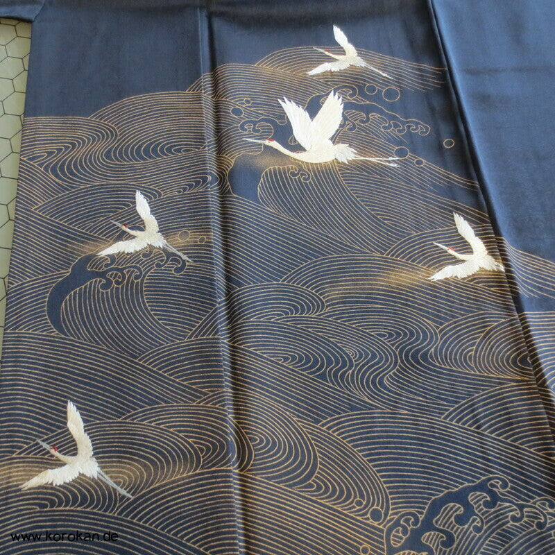 goldene Wellen, gestickte Kraniche Iro Tomesode Kimono, dunkelblauer Seidendamast