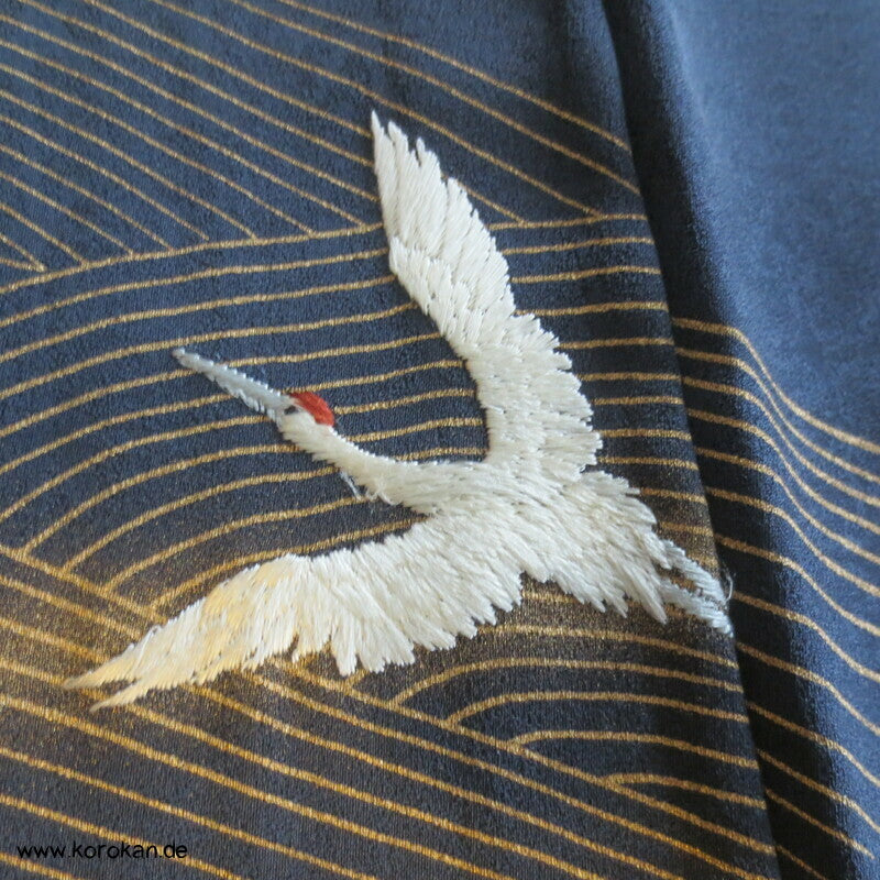 goldene Wellen, gestickte Kraniche Iro Tomesode Kimono, dunkelblauer Seidendamast