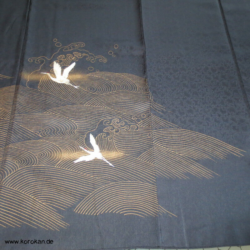 goldene Wellen, gestickte Kraniche Iro Tomesode Kimono, dunkelblauer Seidendamast