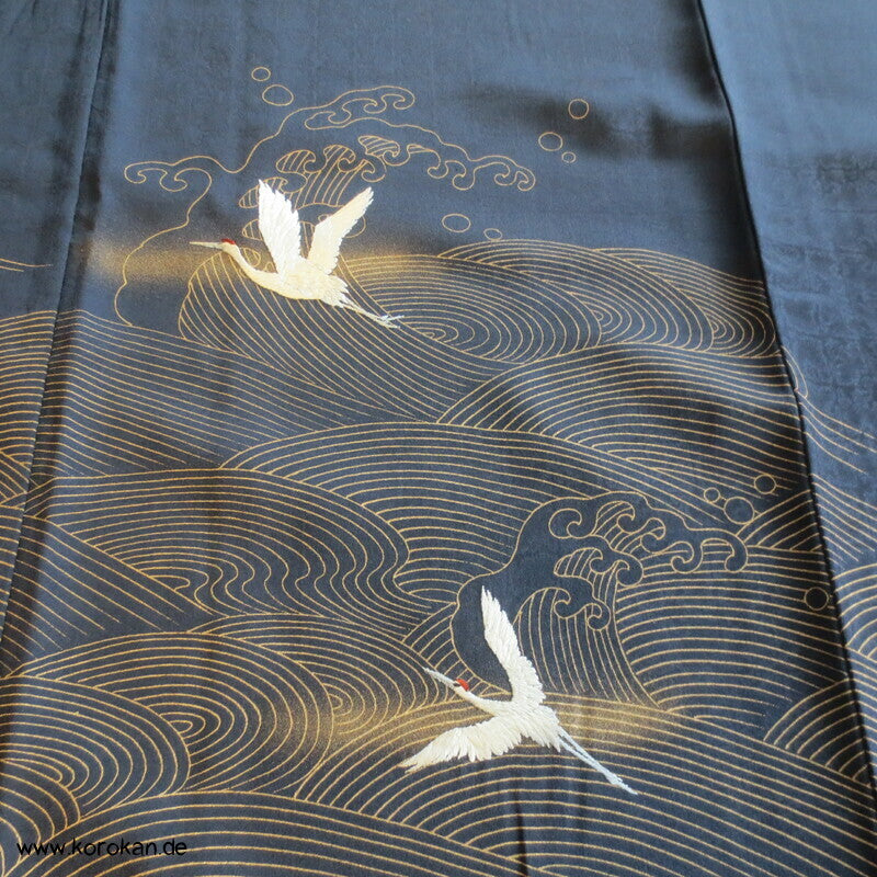 goldene Wellen, gestickte Kraniche Iro Tomesode Kimono, dunkelblauer Seidendamast