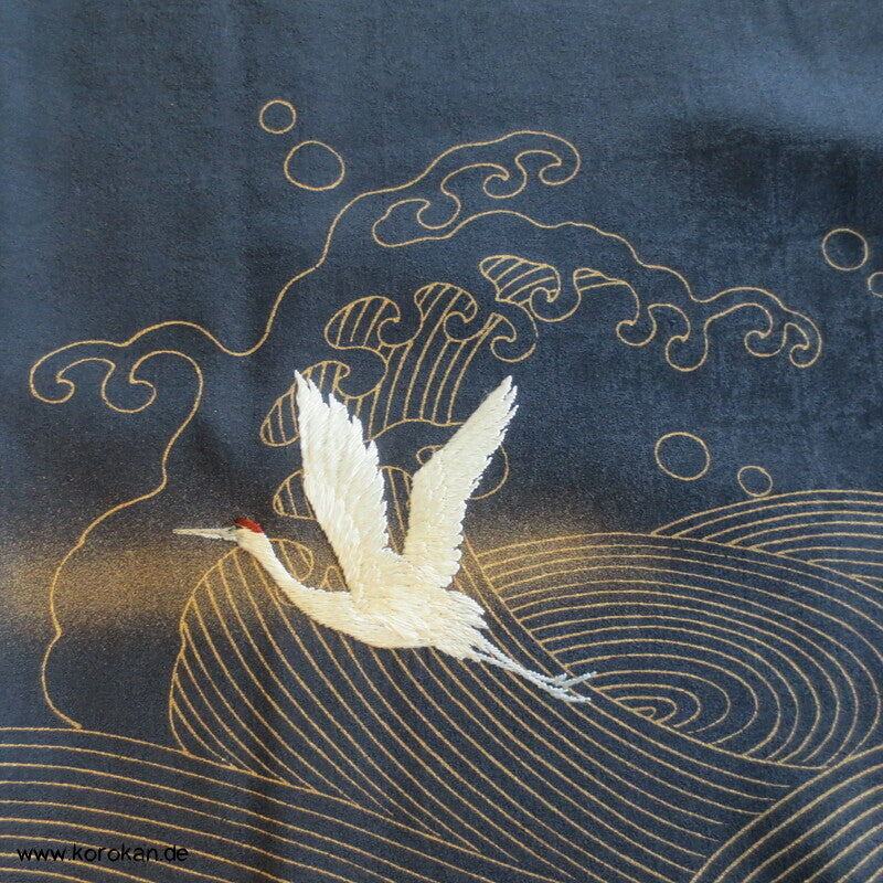 goldene Wellen, gestickte Kraniche Iro Tomesode Kimono, dunkelblauer Seidendamast