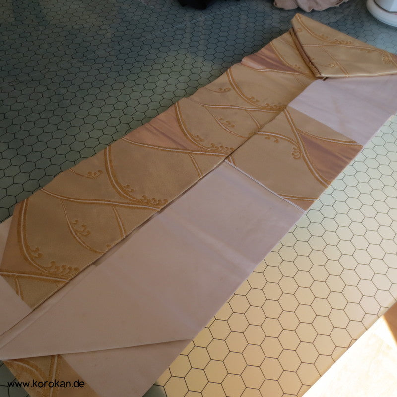 Wellenkämme in Goldschattierungen Nagoya Brokat Obi