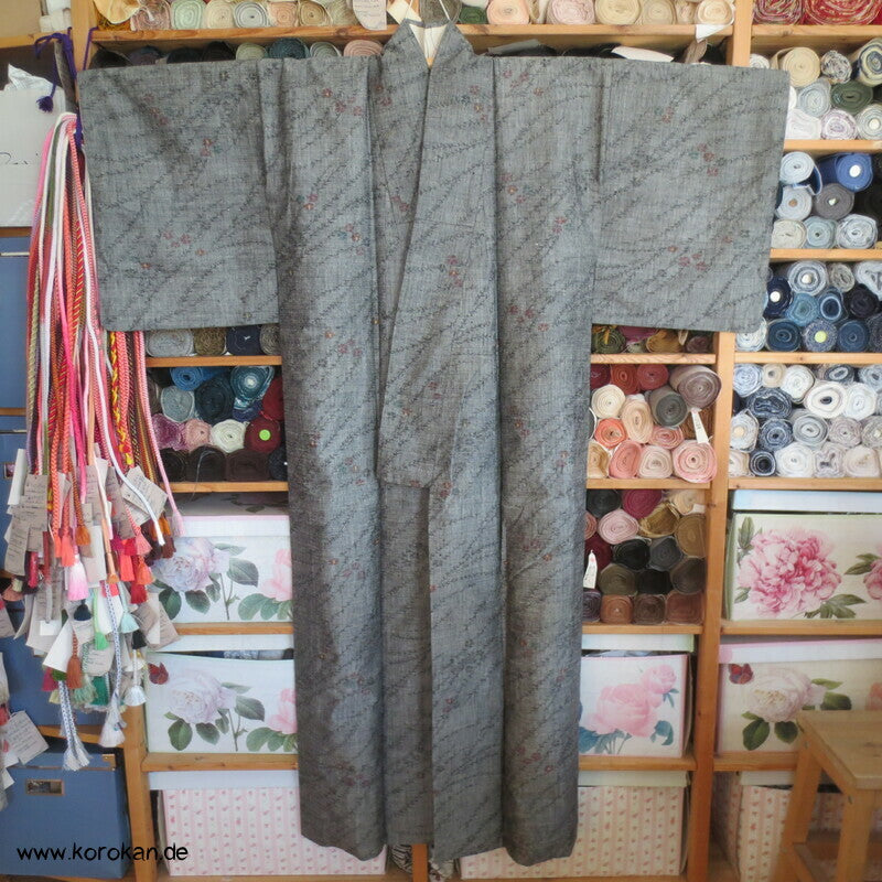 Tsumugi Seiden Kasuri Kimono zarte Zweige in grau