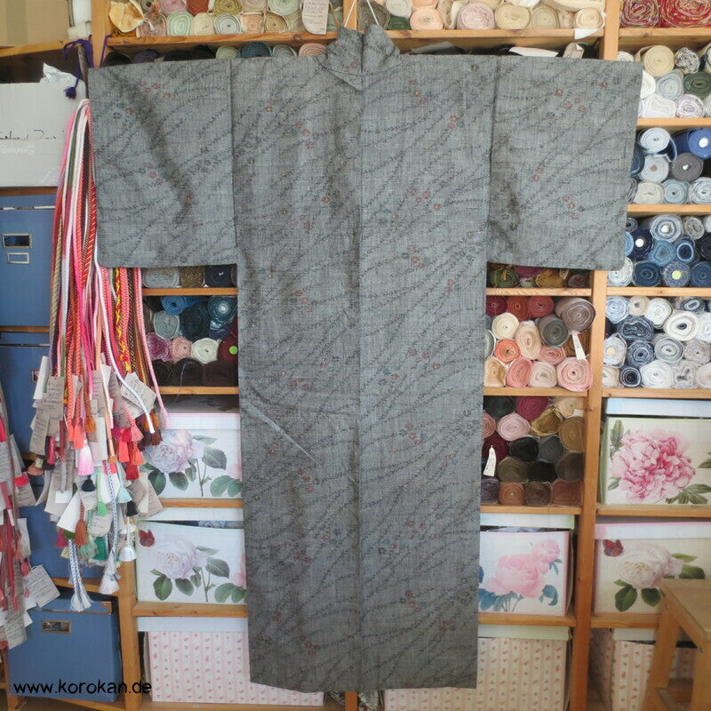 Tsumugi Seiden Kasuri Kimono zarte Zweige in grau