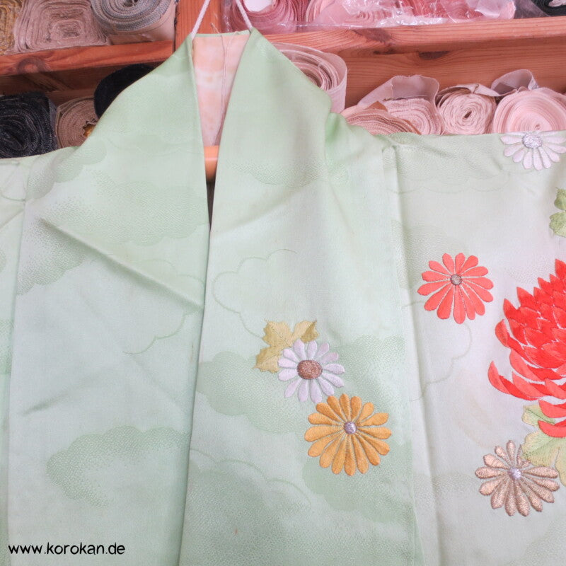 Blumenwagenstickereien Furisode Seiden Kimono