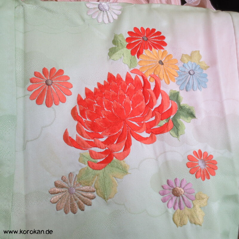 Blumenwagenstickereien Furisode Seiden Kimono