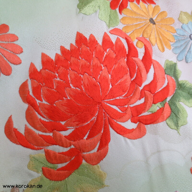 Blumenwagenstickereien Furisode Seiden Kimono