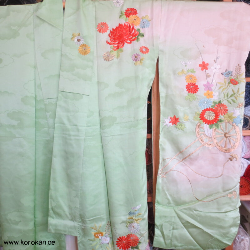 Blumenwagenstickereien Furisode Seiden Kimono