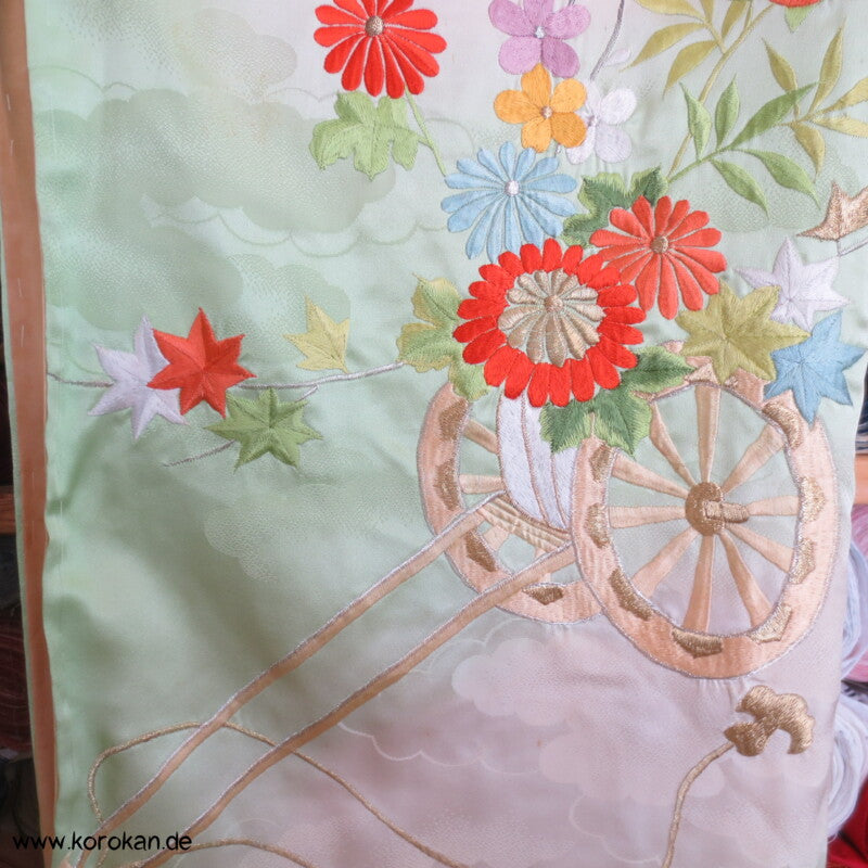 Blumenwagenstickereien Furisode Seiden Kimono