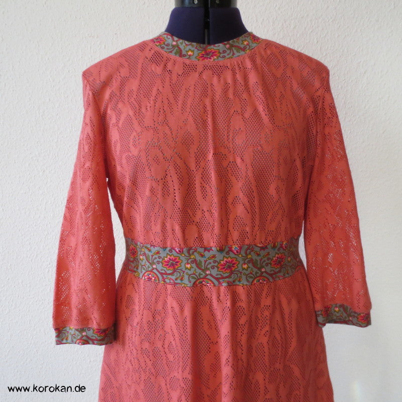 Baumwollspitzenjersey Kleid, farblich abgesetzt