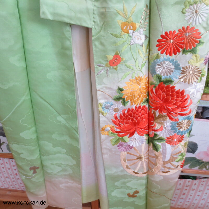 Blumenwagenstickereien Furisode Seiden Kimono